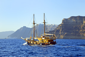 4 Days in Santorini – Accommodation & Sailing